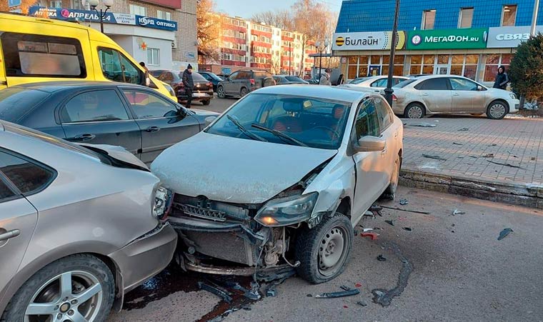 В Нижнекамске в загадочном ДТП на парковке помялись сразу 4 «Фольксвагена Поло»