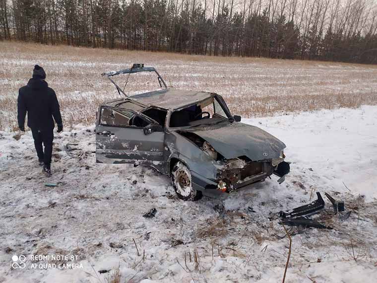 Под Нижнекамском двое юношей на «Ладе» вылетели в кювет