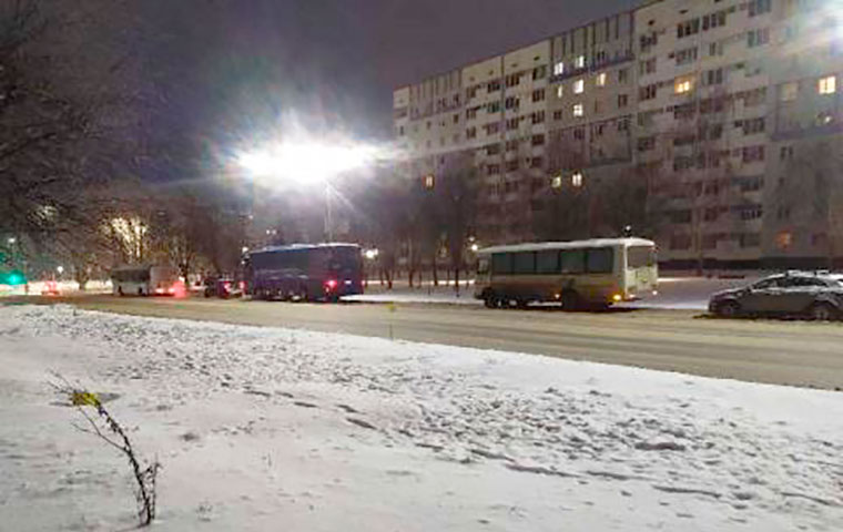 «Невозможно пахнет»: нижнекамец не может дышать по утрам из-за автобусов