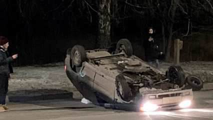 В Нижнекамске на ночной дороге перевернулась легковушка