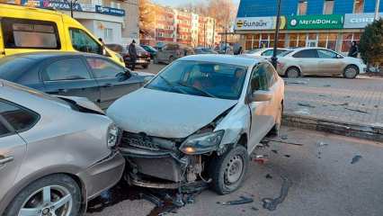 В Нижнекамске в загадочном ДТП на парковке помялись сразу 4 «Фольксвагена Поло»