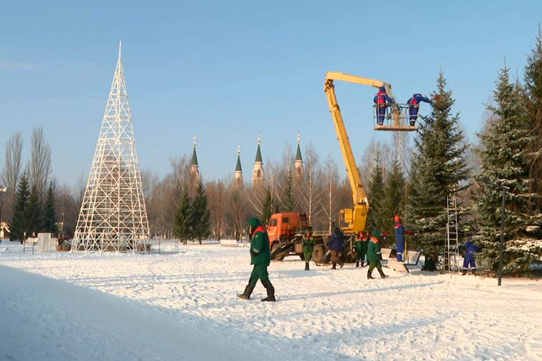 В Нижнекамске приступили к монтажу ёлочных городков