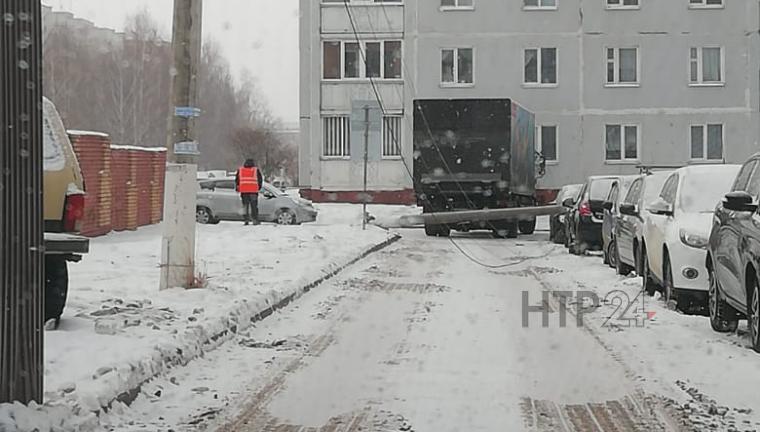 В Нижнекамске фура сбила фонарный столб, который рухнул на легковушку