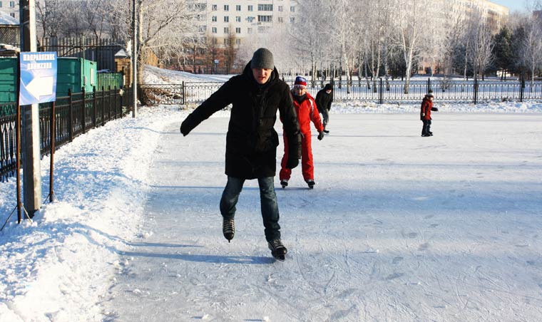 В морозный солнечный денек – трое вышли на каток