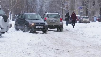 Нижнекамцев просят освободить стоянки во дворах для уборки снега