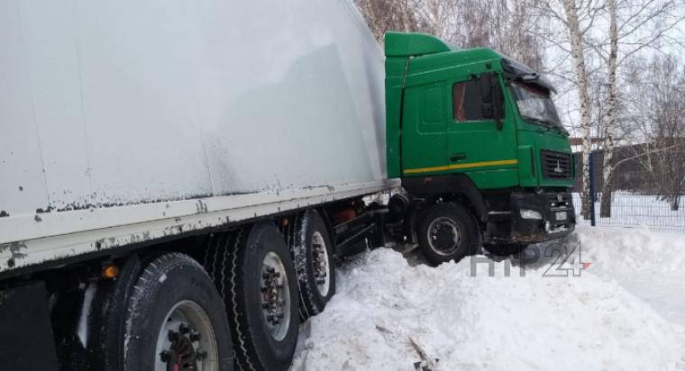 На промзоне около Нижнекамска фура въехала в пешеходов, переходящих дорогу