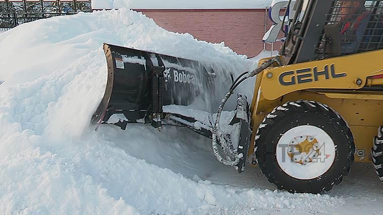 В Нижнекамске общими усилиями борются со снежным коллапсом