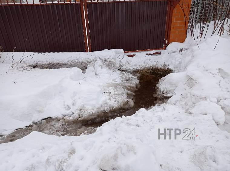 В нижнекамском посёлке прорвало трубу, жители опасаются за свои погреба