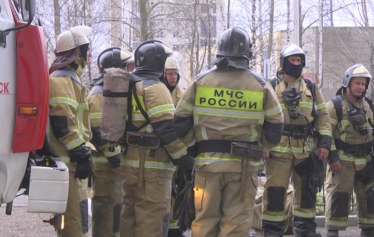 Во время пожара в Казани с балкона спрыгнула женщина с двумя детьми