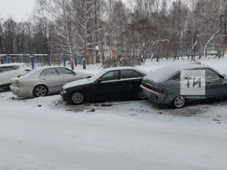 В Татарстане автомобилист погиб после того, как его протаранило 6 машин