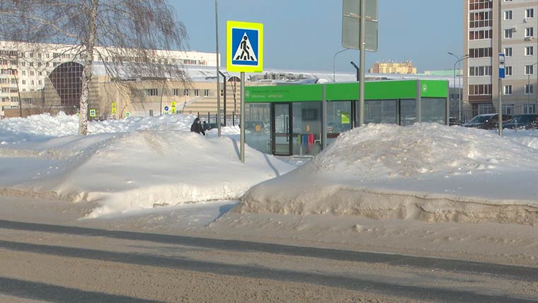 В Нижнекамске школьницу из-за высокого сугроба едва не задавила машина