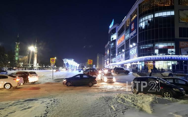 В торговом центре в Нижнекамске мужчина размахивал пистолетом на глазах у детей