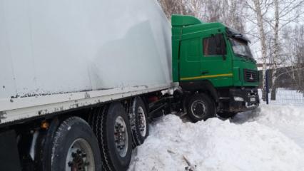 На промзоне около Нижнекамска фура въехала в пешеходов, переходящих дорогу