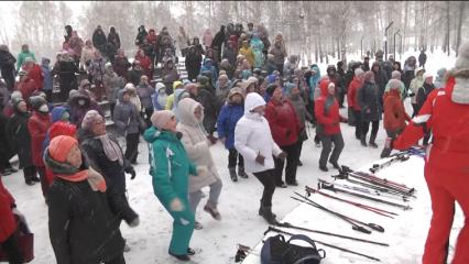 Нижнекамские пенсионеры начали заниматься скандинавской ходьбой