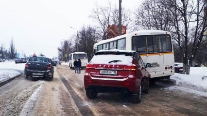 В Нижнекамске кроссовер въехал в автобус