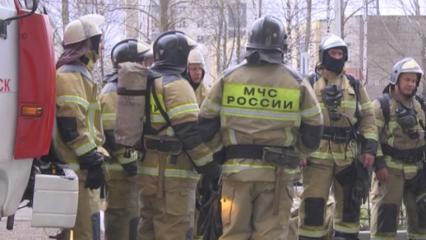 Во время пожара в Казани с балкона спрыгнула женщина с двумя детьми