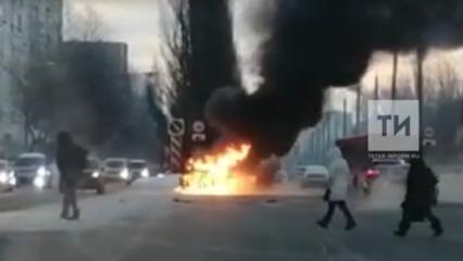 В Казани попал на видео горящий автомобиль