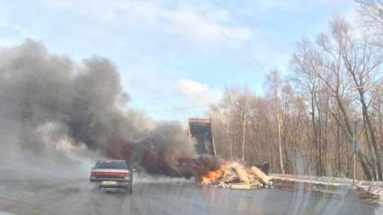 Под Нижнекамском на грузовике воспламенился мусор