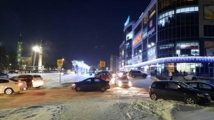 В торговом центре в Нижнекамске мужчина размахивал пистолетом на глазах у детей