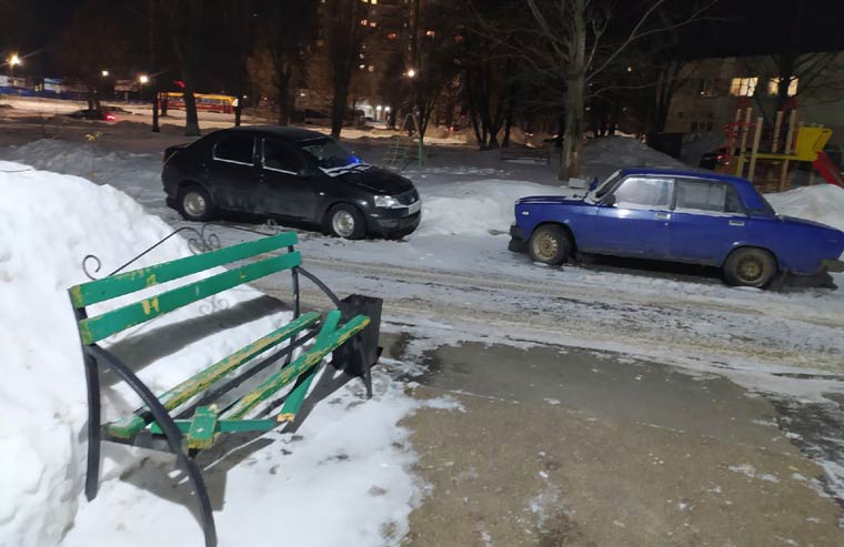 В Нижнекамске упавшие с крыши глыбы льда сломали скамейку у подъезда