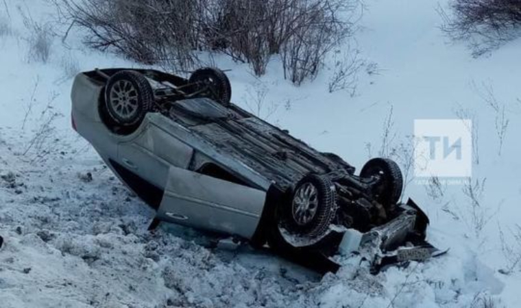 В Татарстане машина вылетела в кювет с автотрассы и перевернулась