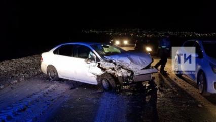 В Татарстане лоб в лоб столкнулись легковушка и внедорожник