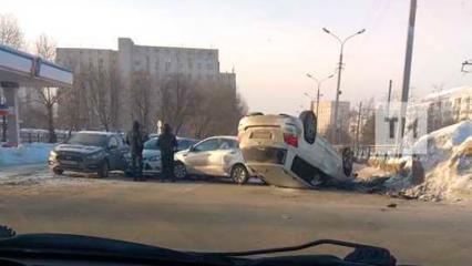 В Казани произошло массовое ДТП, одна из машин оказалась на крыше