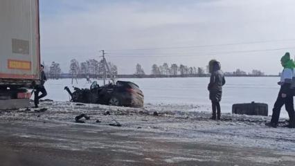 Девочка-подросток и мужчина погибли на трассе в Татарстане после того, как в их иномарку влетел грузовик