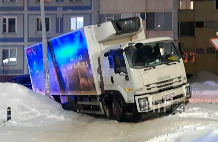 В Нижнекамске сотрудники ГИБДД помогли вызволить провалившийся в сугроб грузовик