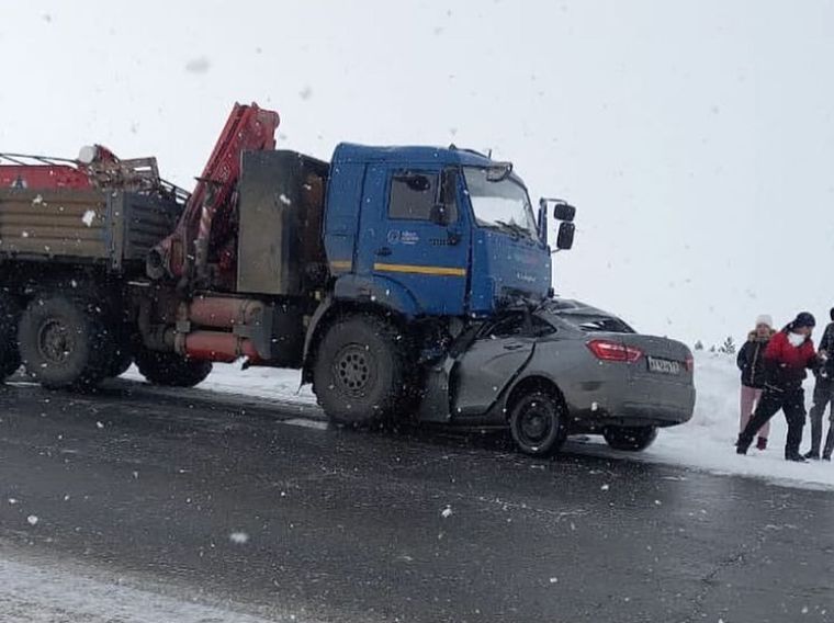 Отец с сыном погибли в ДТП на трассе в Татарстане, влетев под КамАЗ