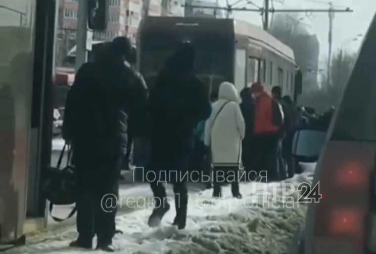 В соцсетях появилось видео, на котором казанцы толкали застрявший трамвай