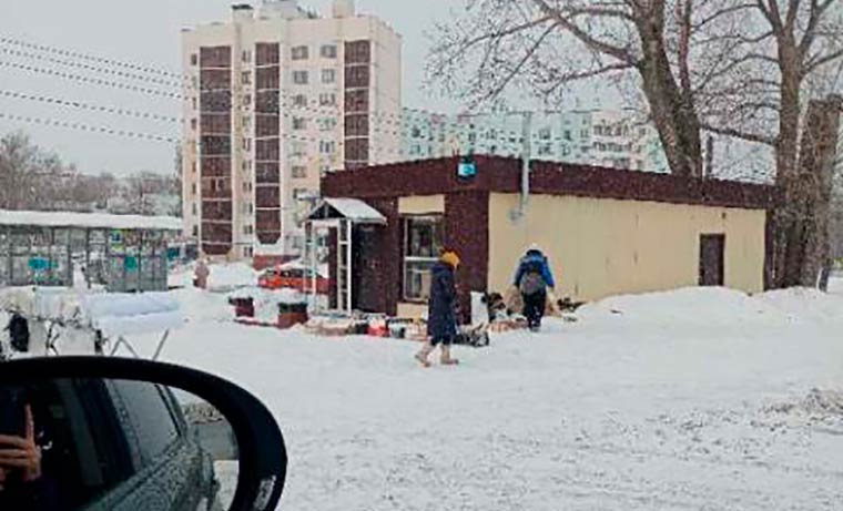 Нижнекамец пожаловался на торгующую рыбой у остановки женщину