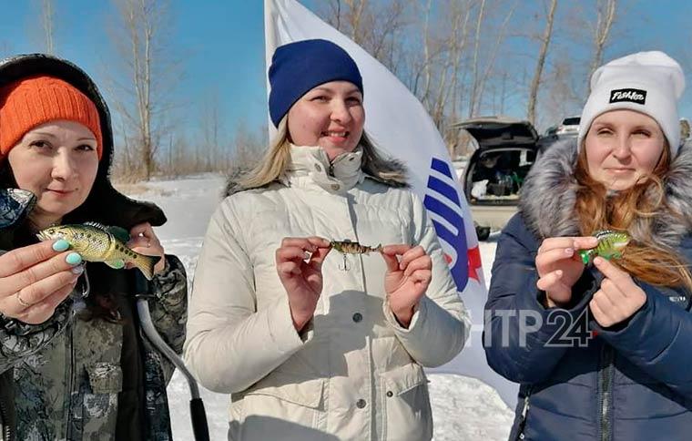 В соревнованиях по подледной рыбалке среди медиков весь пьедестал почета заняли женщины