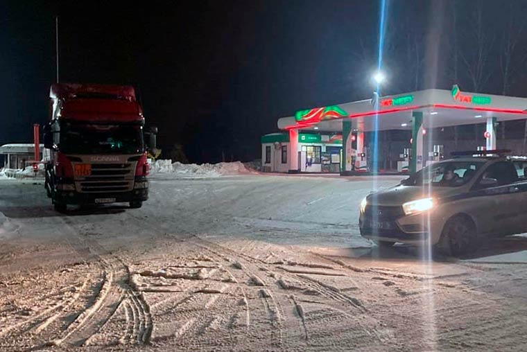 Нижнекамские автоинспекторы помогли вытащить застрявший в снегу бензовоз