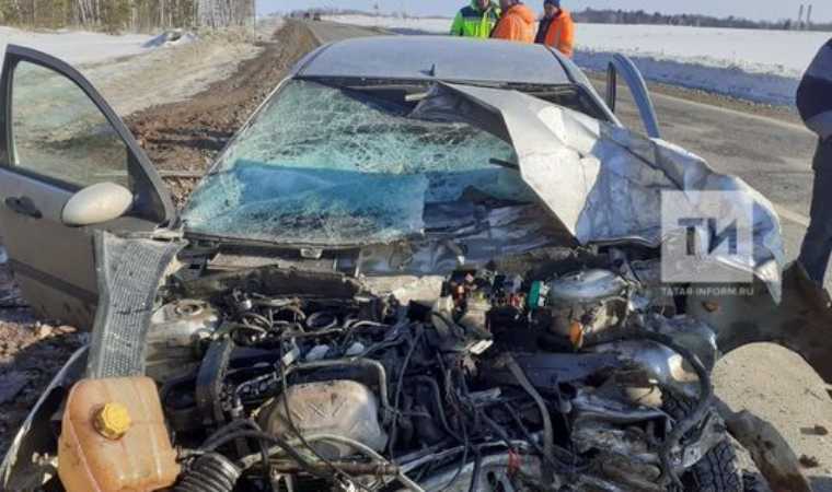 В Татарстане столкнулись легковушка и грузовик, есть пострадавший