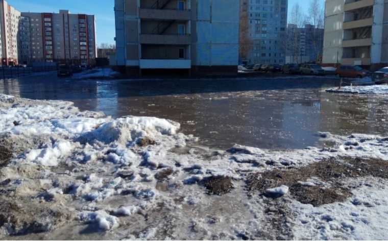 Нижнекамцы жалуются на огромную лужу за фитнес-центром