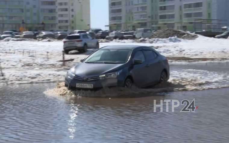 В Нижнекамске на ул.Корабельной водители на свой страх и риск едут через огромную лужу