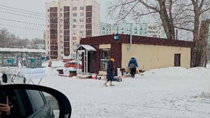 Нижнекамец пожаловался на торгующую рыбой у остановки женщину