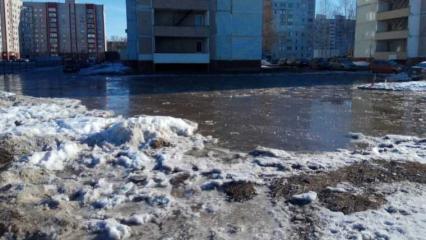 Нижнекамцы жалуются на огромную лужу за фитнес-центром