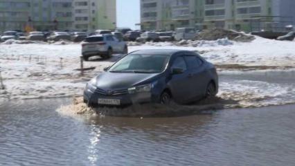 В Нижнекамске на ул.Корабельной водители на свой страх и риск едут через огромную лужу