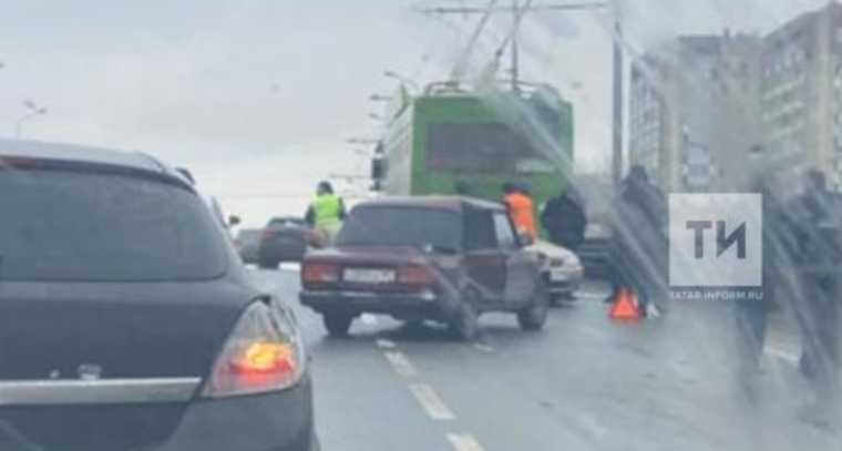 В Татарстане легковой автомобиль въехал в троллейбус