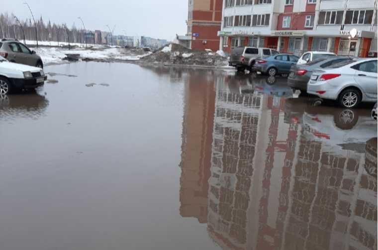 В Нижнекамске машины на стоянке утонули в талых водах