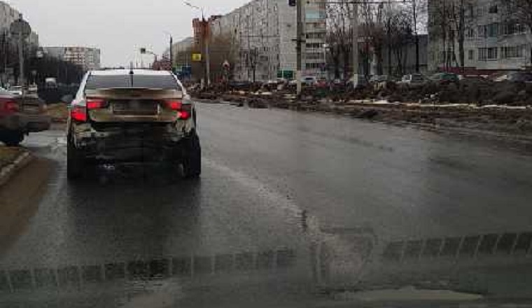 Нижнекамец жалуется на ямы и отсутствие бордюров в городе