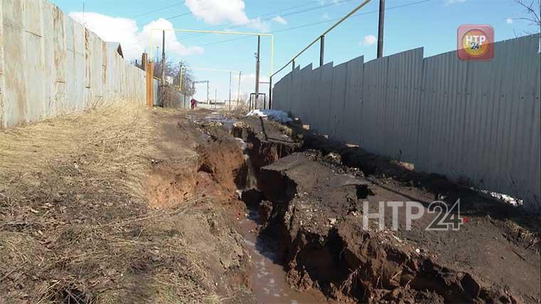 В селе под Нижнекамском посреди улицы образовался большой овраг