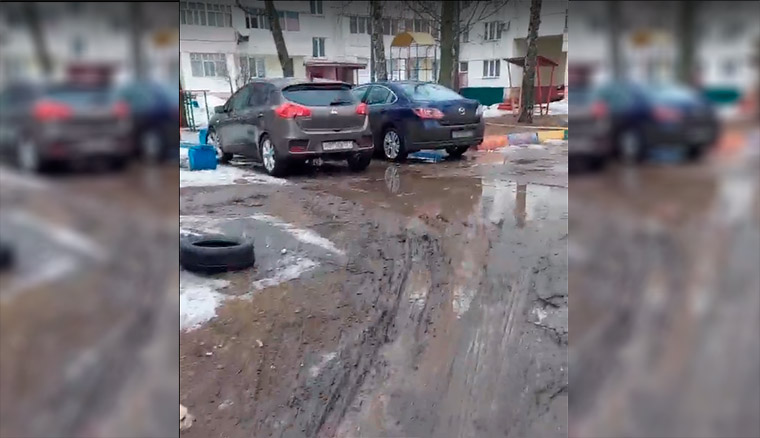 Нижнекамка жалуется на разрушенную машинами детскую площадку