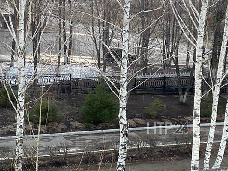 Жительница Нижнекамска пишет, что устала смотреть на «страшный забор»