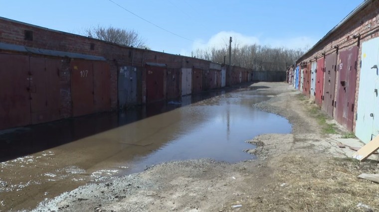 В нижнекамском гаражном кооперативе из-за забитой ливневки затопило погреба