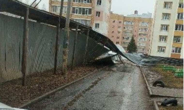 Нижнекамец просит убрать автомобили от забора, который может на них упасть