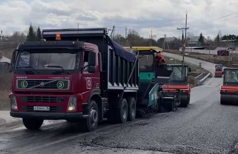 В Нижнекамском районе укладывают асфальт на дороге у моста через Субай