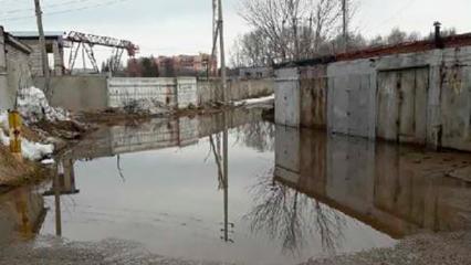 У нижнекамцев затопило гаражи на ул. Вокзальной